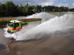 TLF beim ausweichen im Aquaplaning-Becken