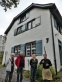 Roswitha und Christian Zimmermann vor ihrer Hammerschmiede begrüssen uns